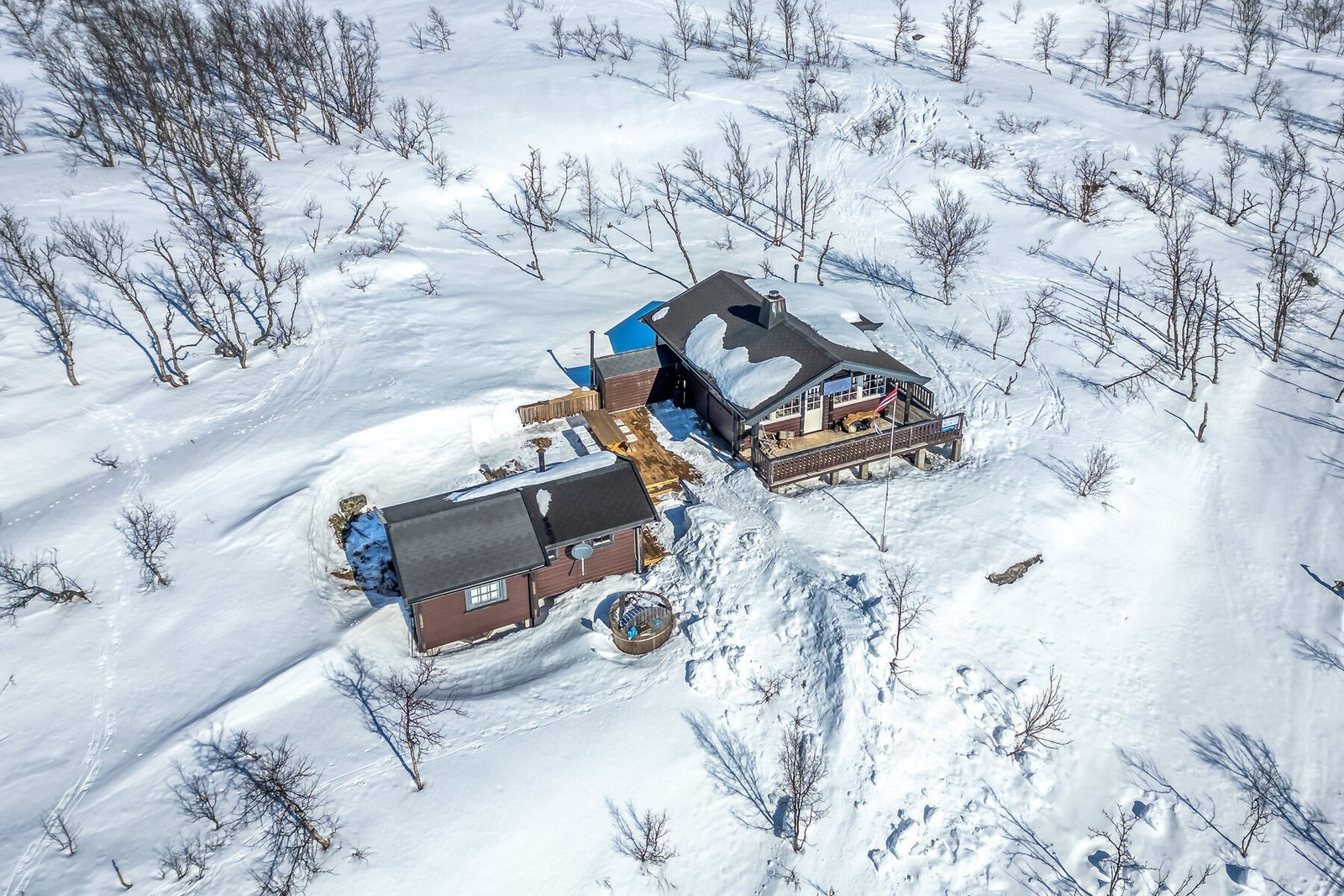 Hytten ligger fint til i terrenget Galleribilde