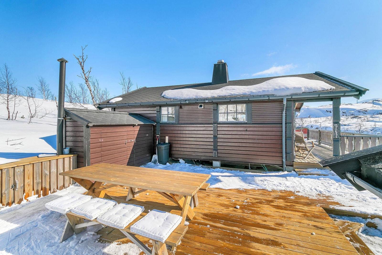 Terrasse mellom annekset og hytta Galleribilde