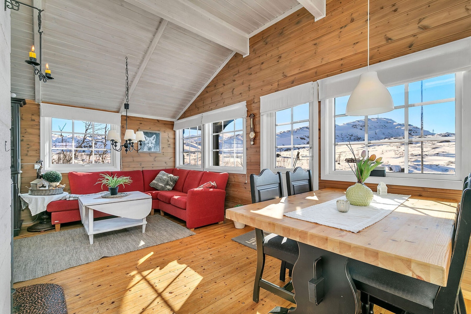 Plass til både sofagruppe og spisebord i stue Galleribilde