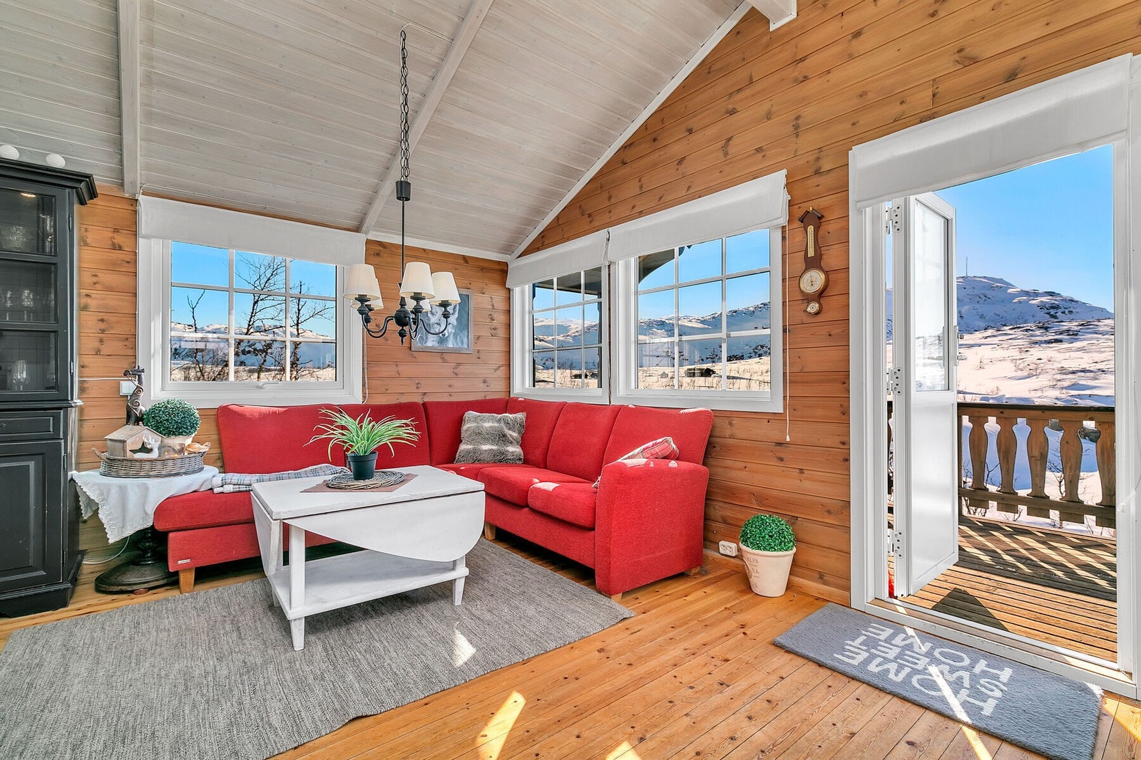 Utgang fra stue til solrik terrasse med praktfull stue Galleribilde