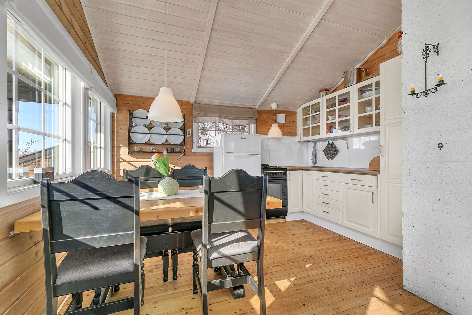 Tidløst kjøkken med spiseplass Galleribilde