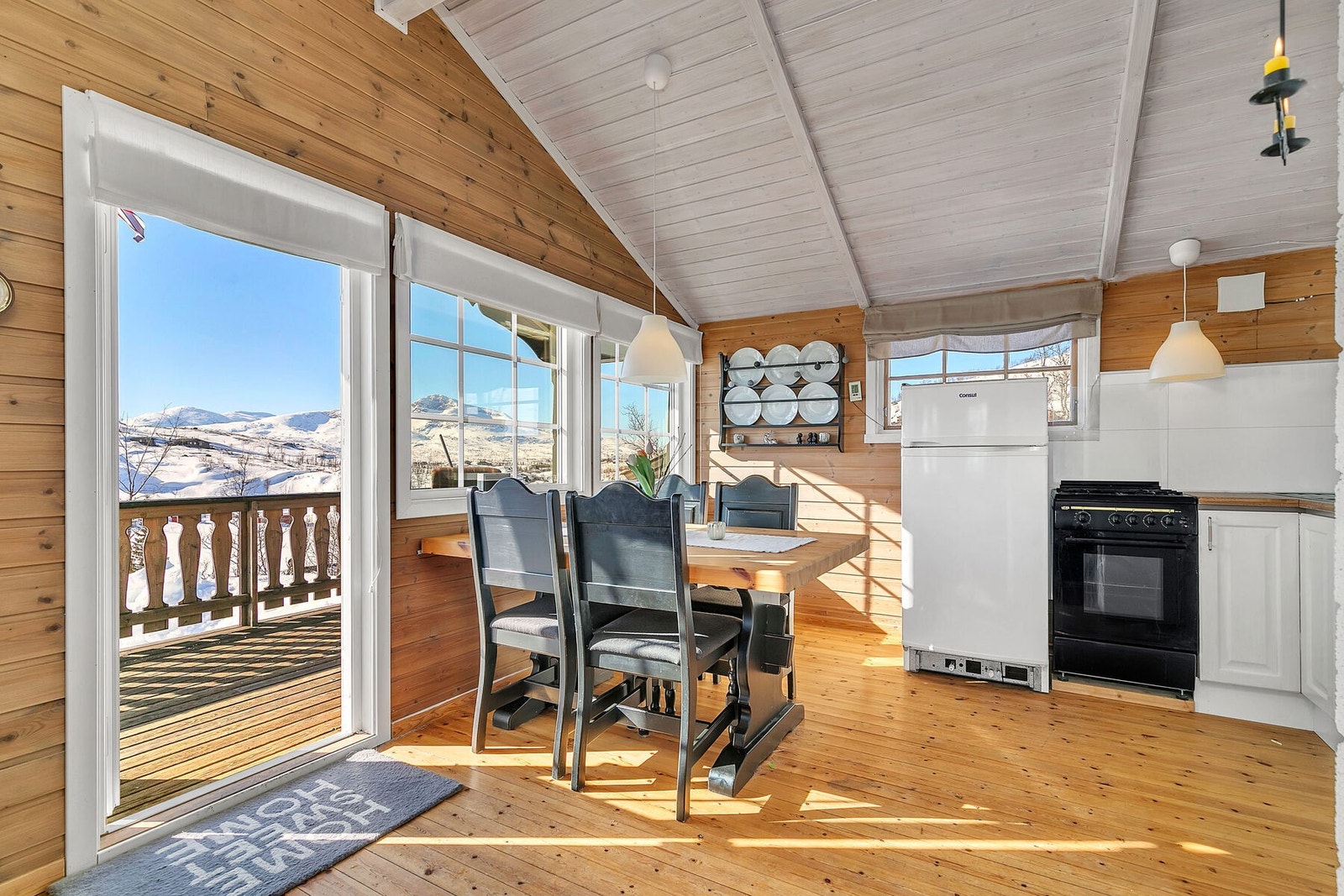 Utgang til solrik terrasse med praktfull utsikt Galleribilde