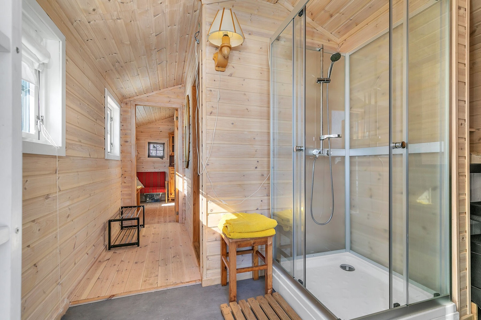 Gang i anneks. Her er det satt inn dusjkabinett Galleribilde