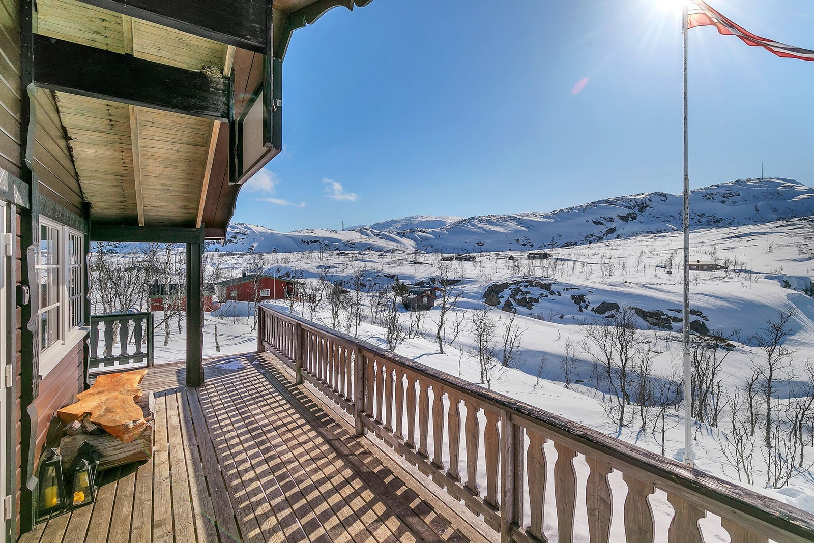 Solrik terrasse med praktfull utsikt Galleribilde