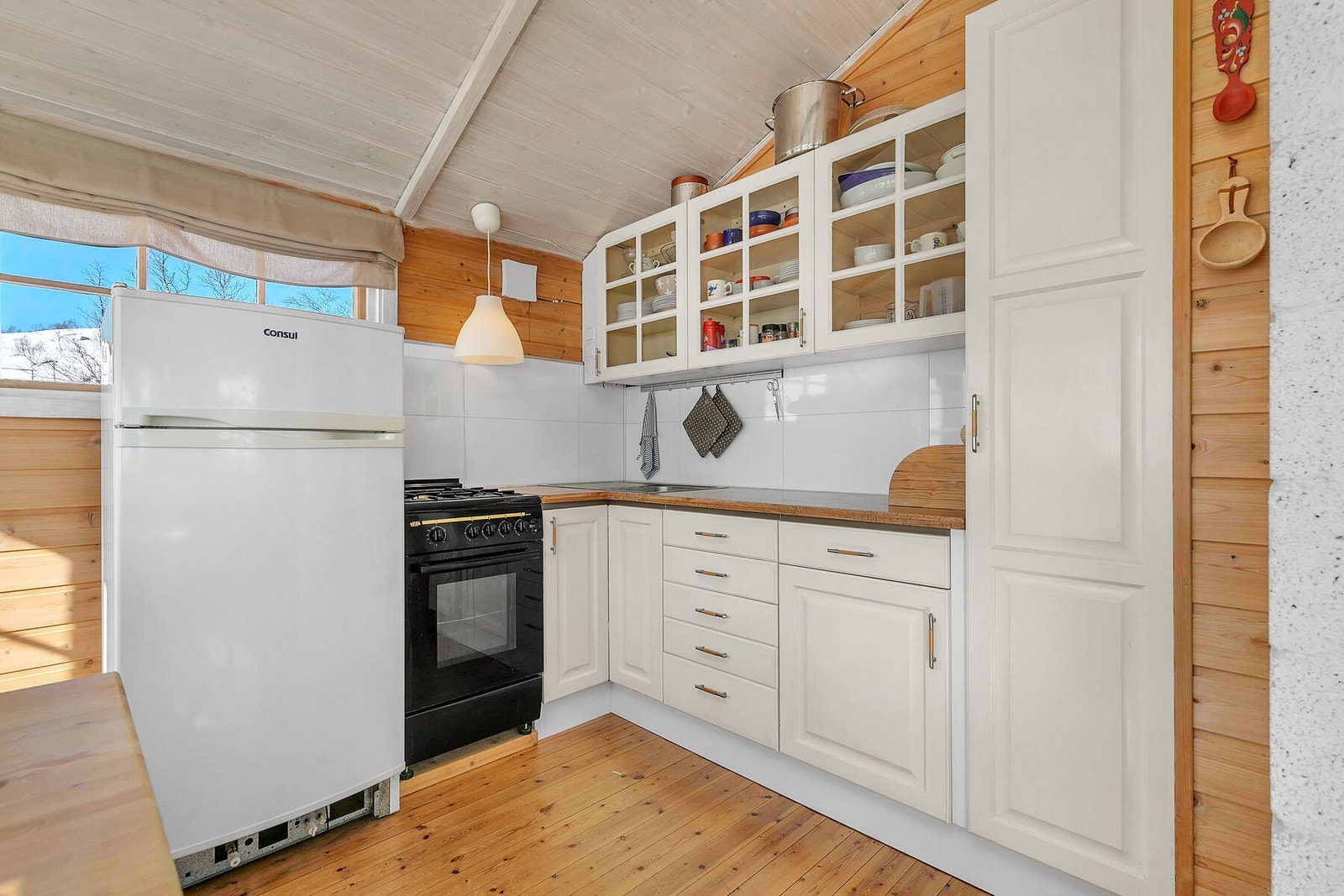 Kjøkken har gasskomfyr og gasskjøleskap Galleribilde