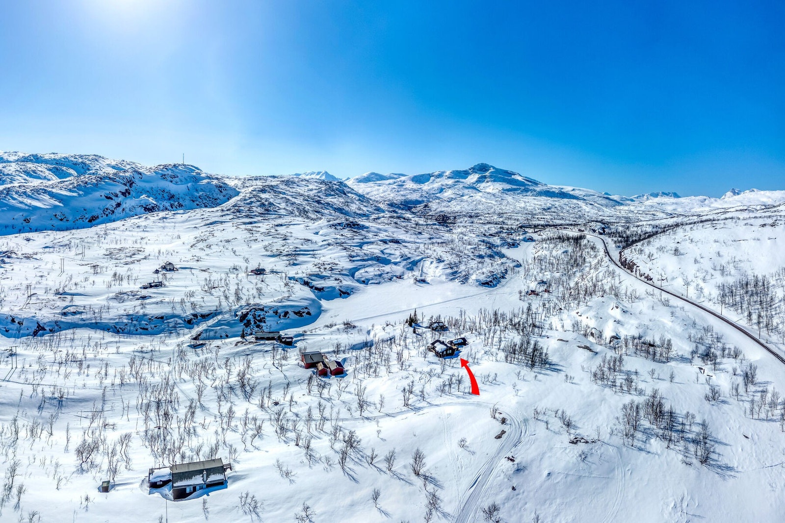 Hytta ligger i et attraktivt fjell landskap som innbyr til friluftsliv året rundt. Galleribilde