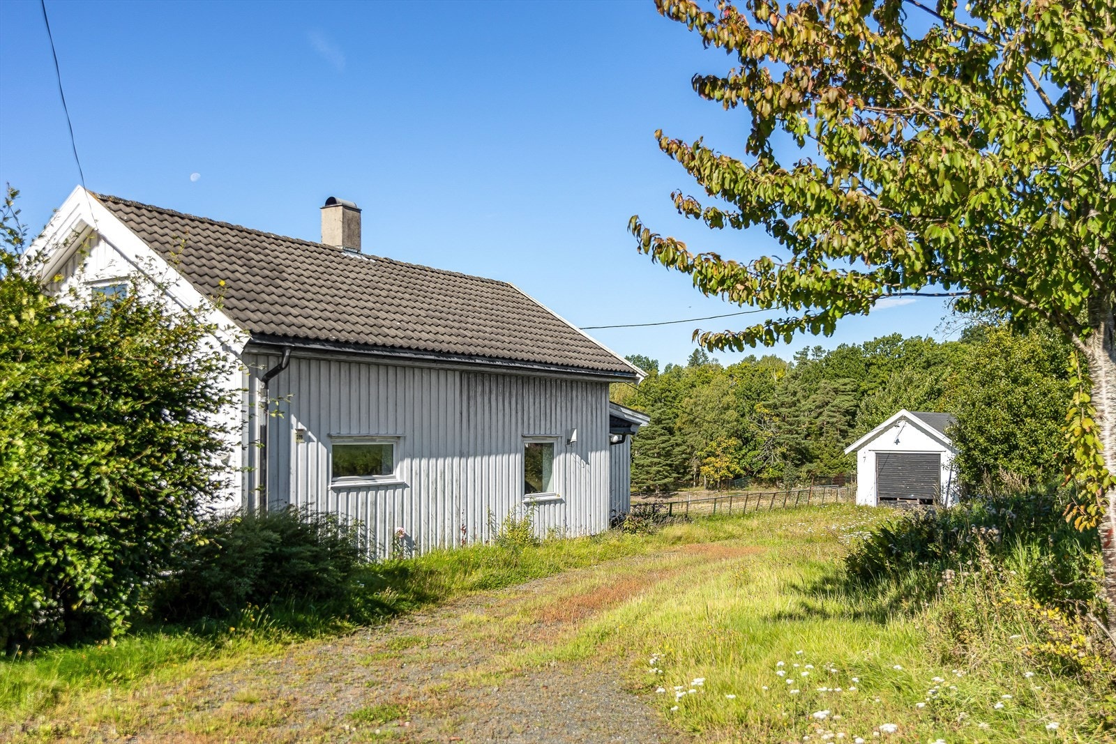 Eiendommen har god plass til parkering på egen grunn. Galleribilde