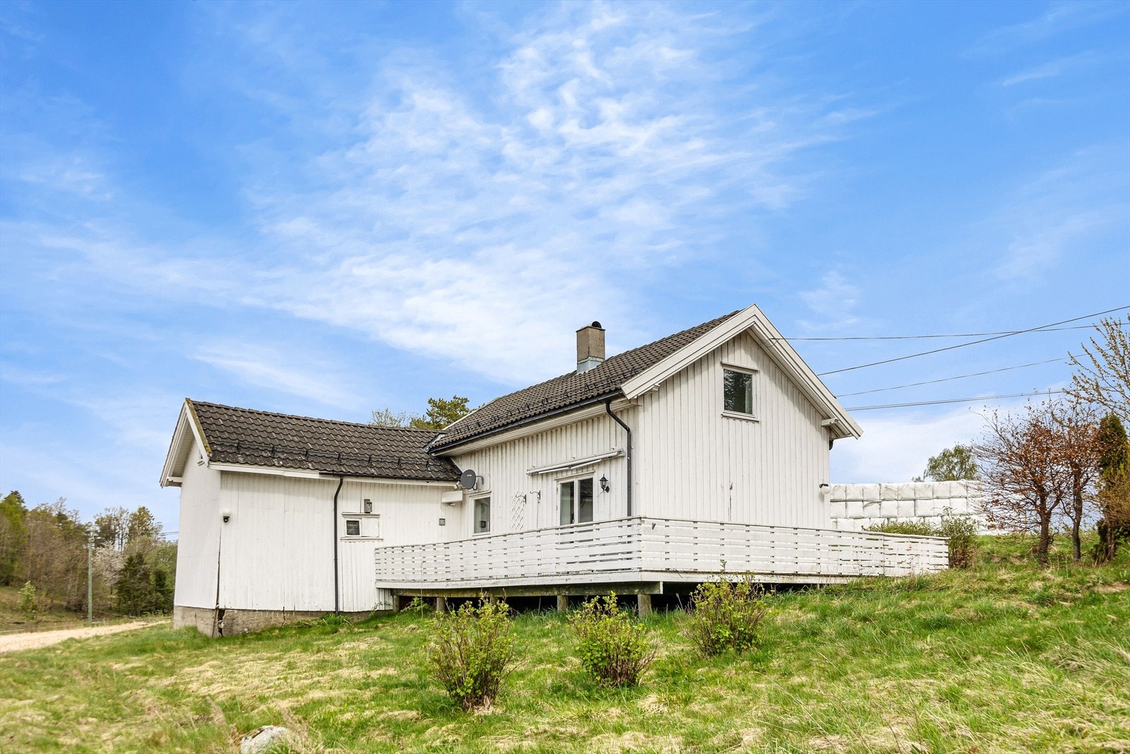 Boligen ligger fint plassert på romslig hagetomt med mye potensiale. Galleribilde