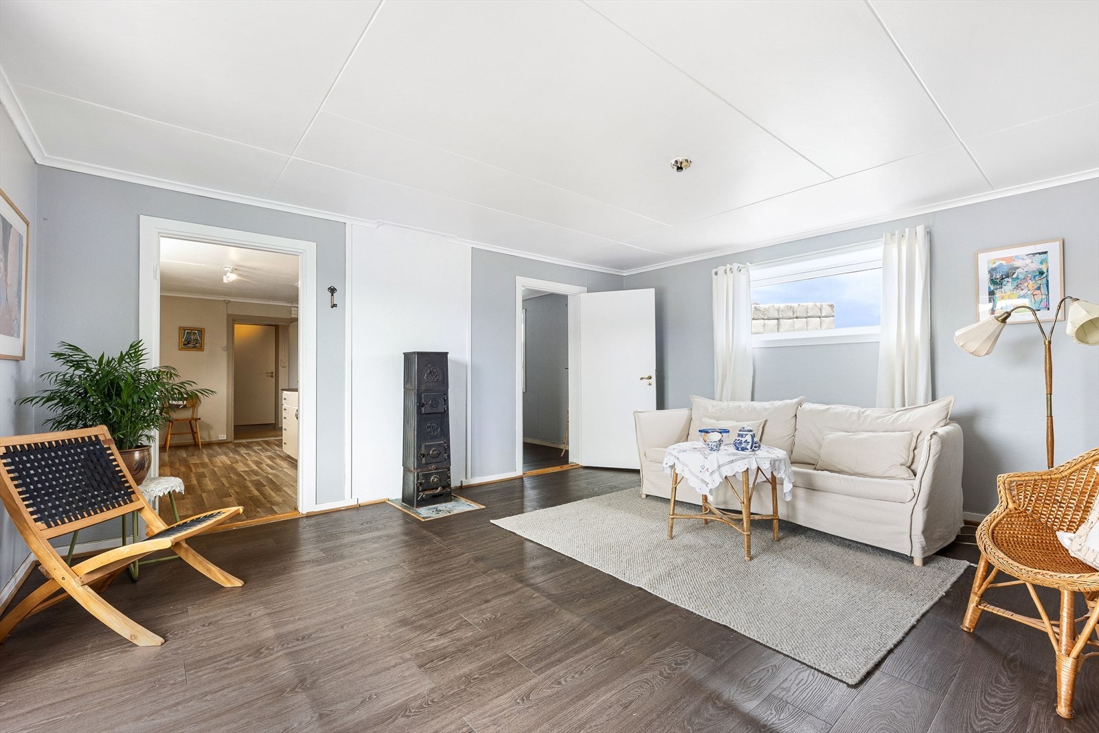 Lys og koselig stue med plass til sofagruppe. Galleribilde