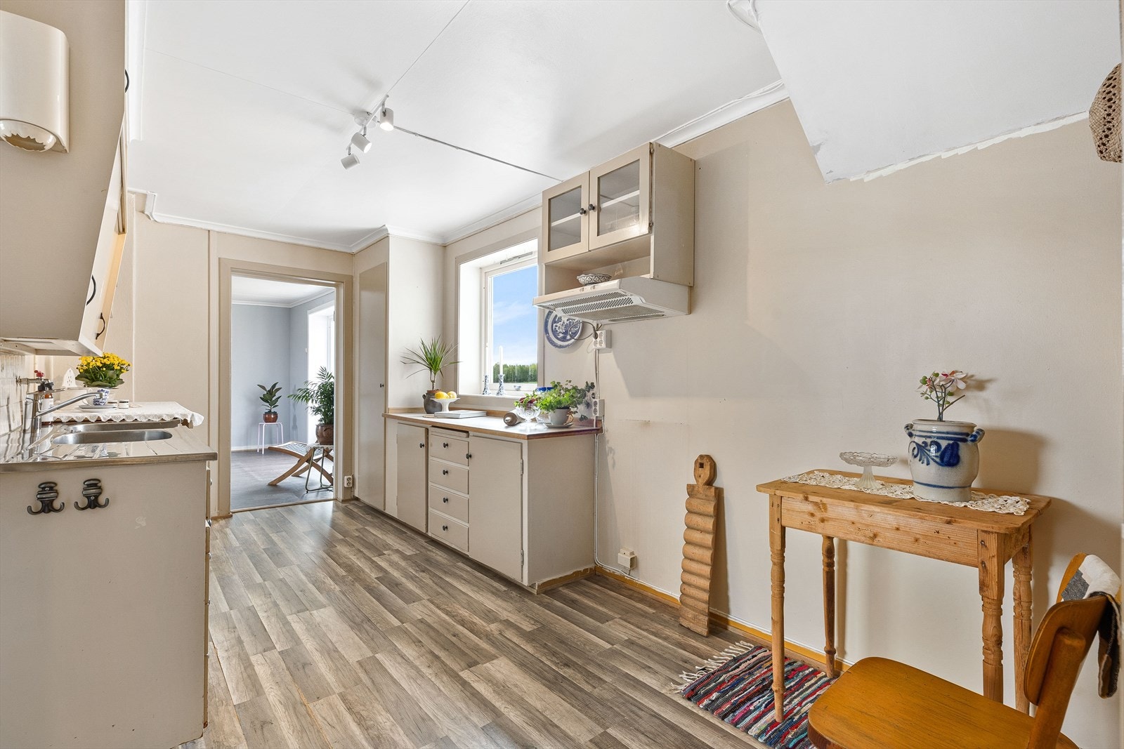 Plass til kjøkkenbord på kjøkkenet. Galleribilde