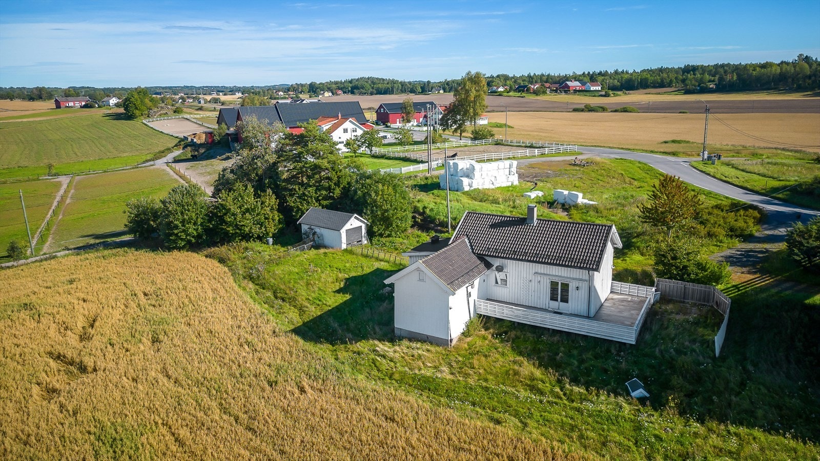 Eiendommen sett fra drone. Galleribilde