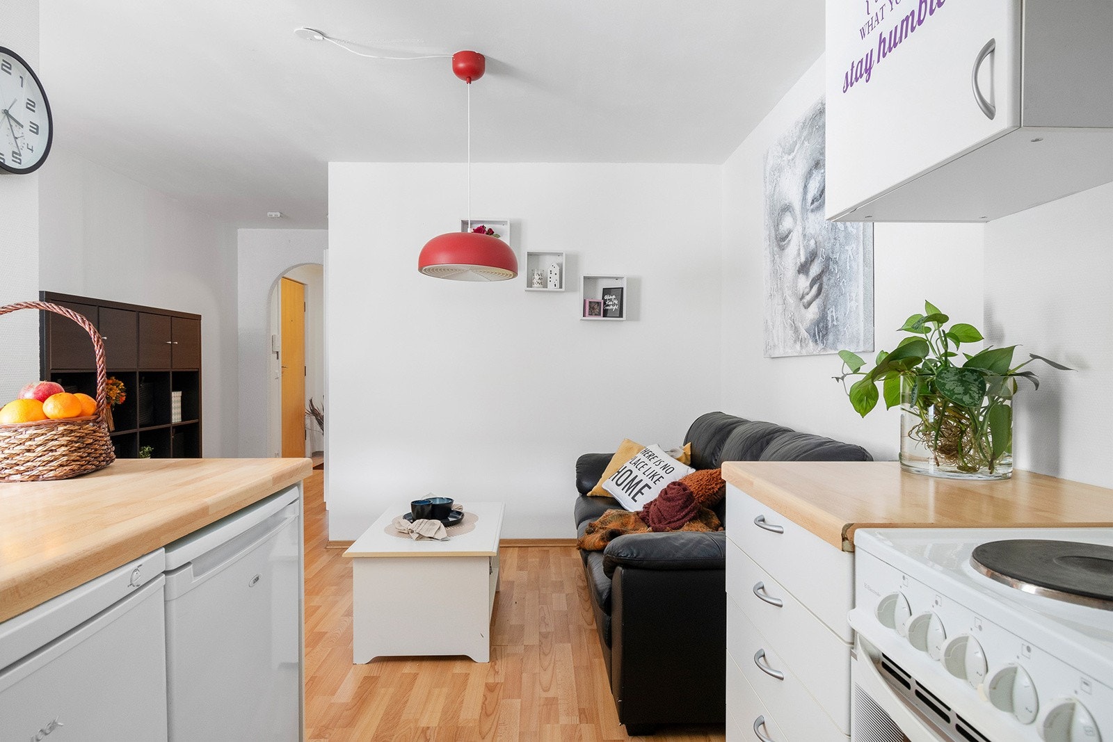 Kjøkken har godt med benke-/skapplass Galleribilde