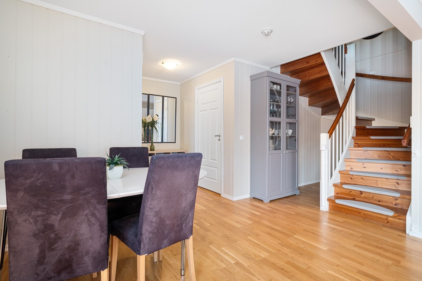 Leiligheten byr på en romslig og praktisk planløsning over to etasjer. Galleribilde