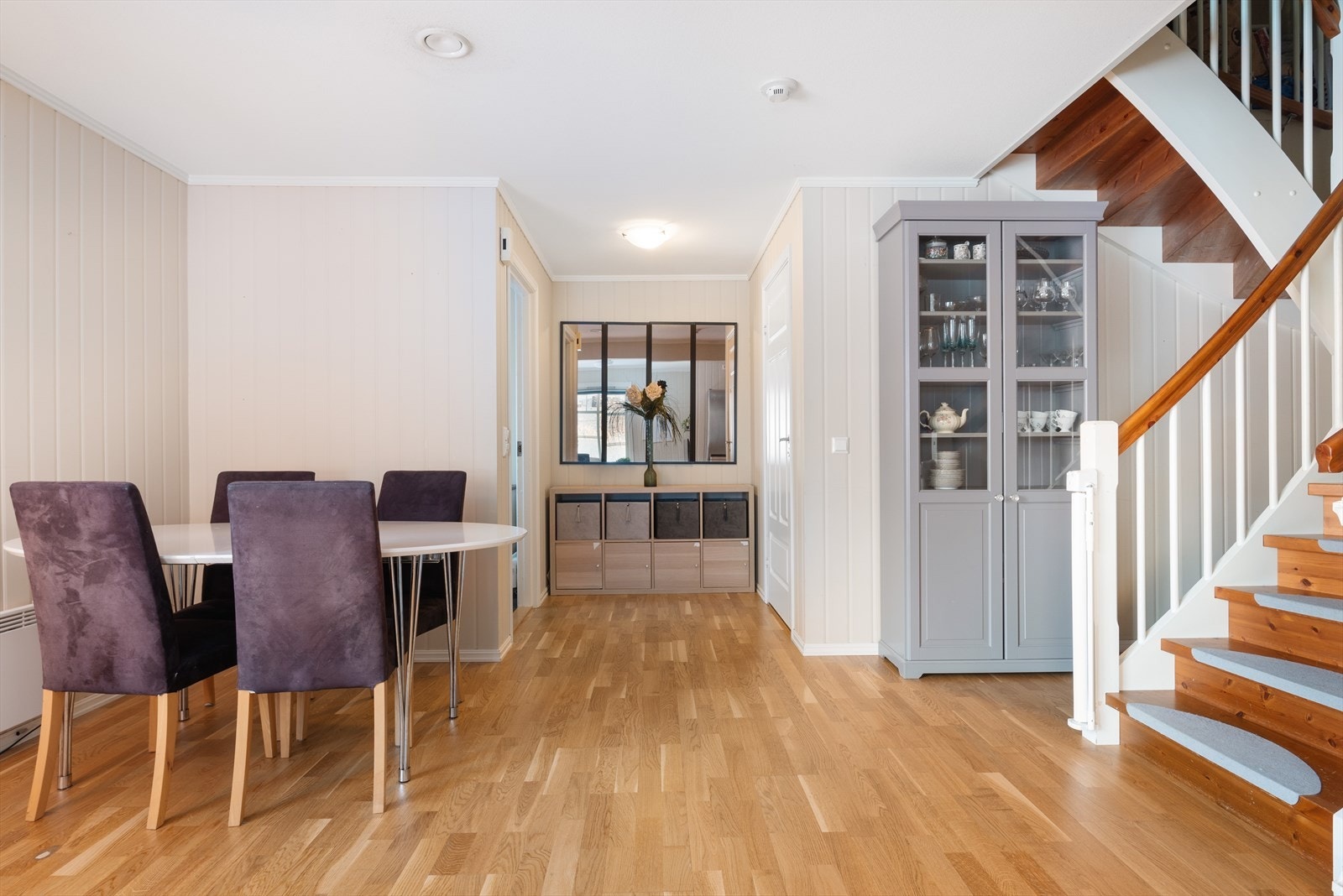 Vi skal så bevege oss opp i leilighetens 2.etg, som byr på gangareal, 2 soverom og bod. Galleribilde