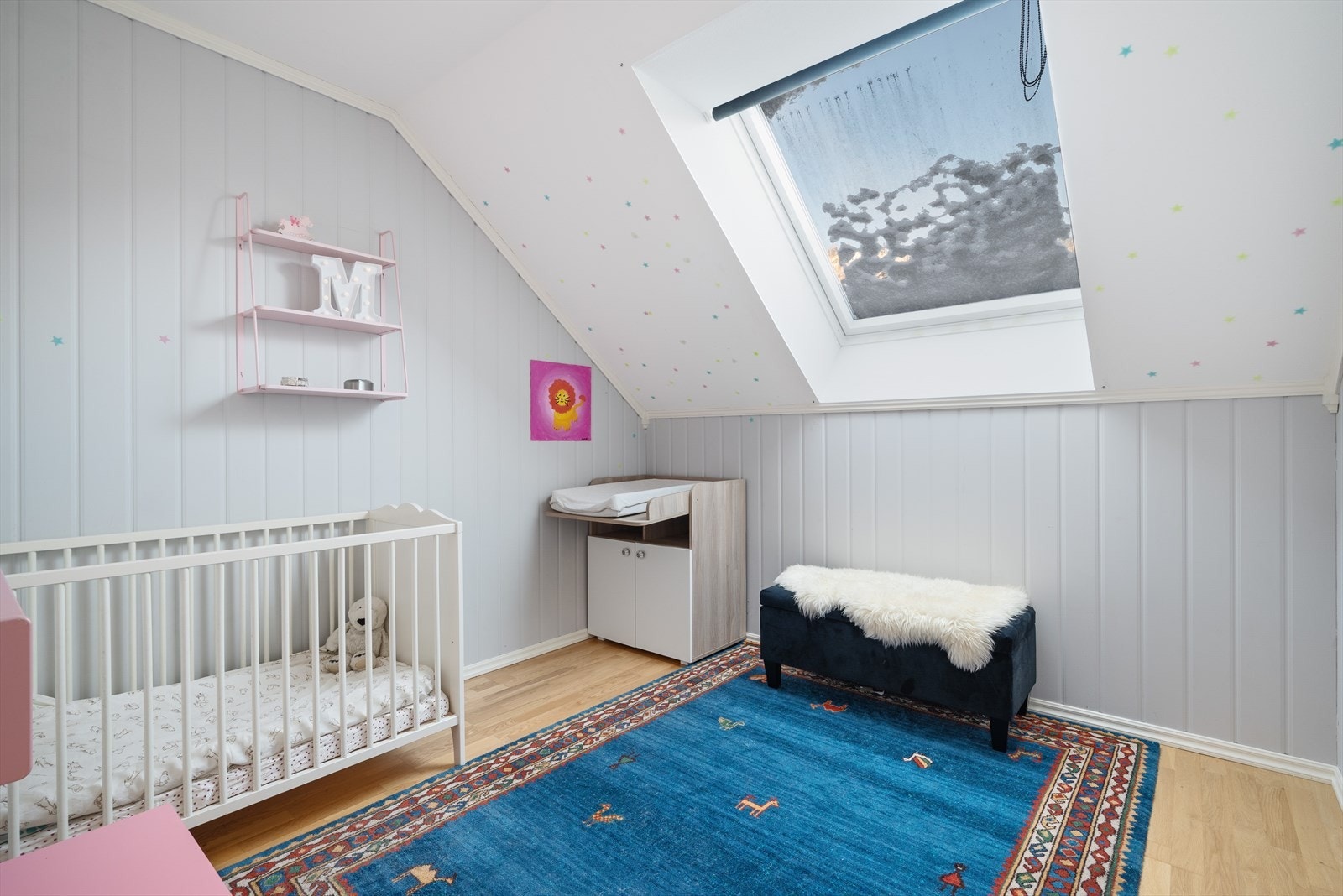 Det andre soverommet måler 7,5 kvm og har takvindu. Galleribilde