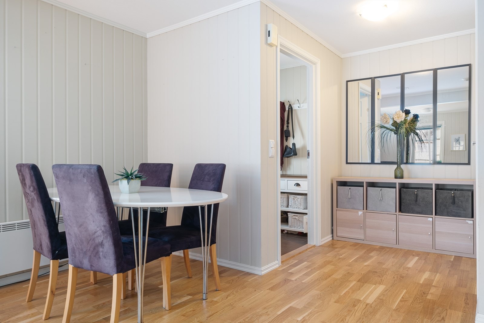 I stuen finner du en egen nisje, hvor spisegruppen får sin naturlige plassering. Galleribilde