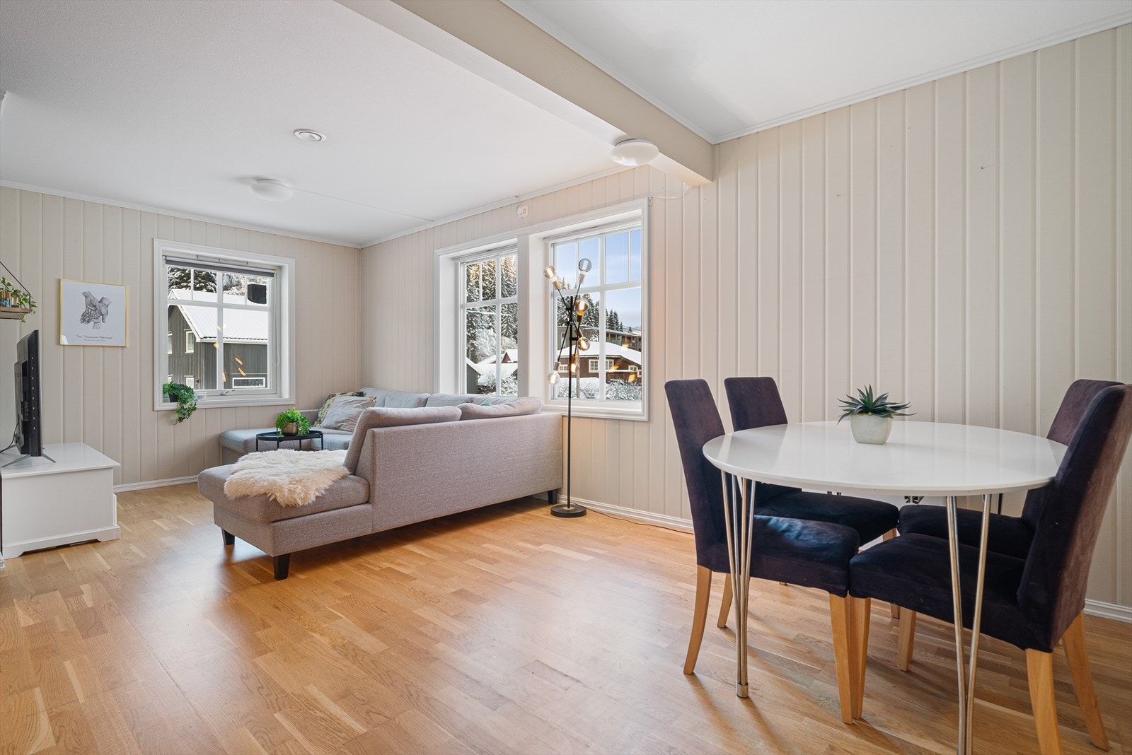 Stue/kjøkken har et samlet areal på 31 kvm, noe som gir god plass til både spisebord og sofaløsning. Galleribilde