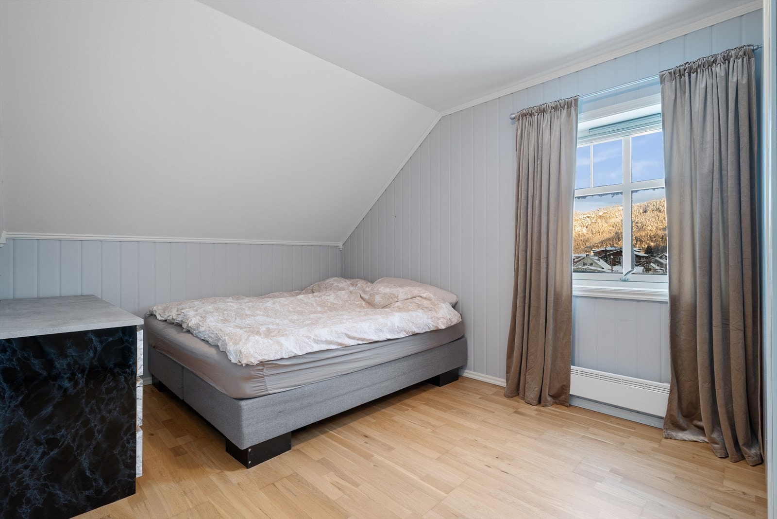 Leiligheten har to behagelige soverom, som ligger samlet i andre etasje. Det største soverommet måler 11 kvm. og har direkte inngang til egen bod. Galleribilde