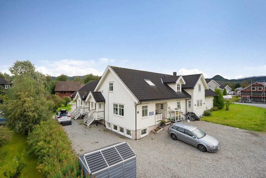 Velkommen til Prost Bødkers vei 16 - en lys og trivelig 3-roms leilighet, sentralt beliggende på Støren. Galleribilde