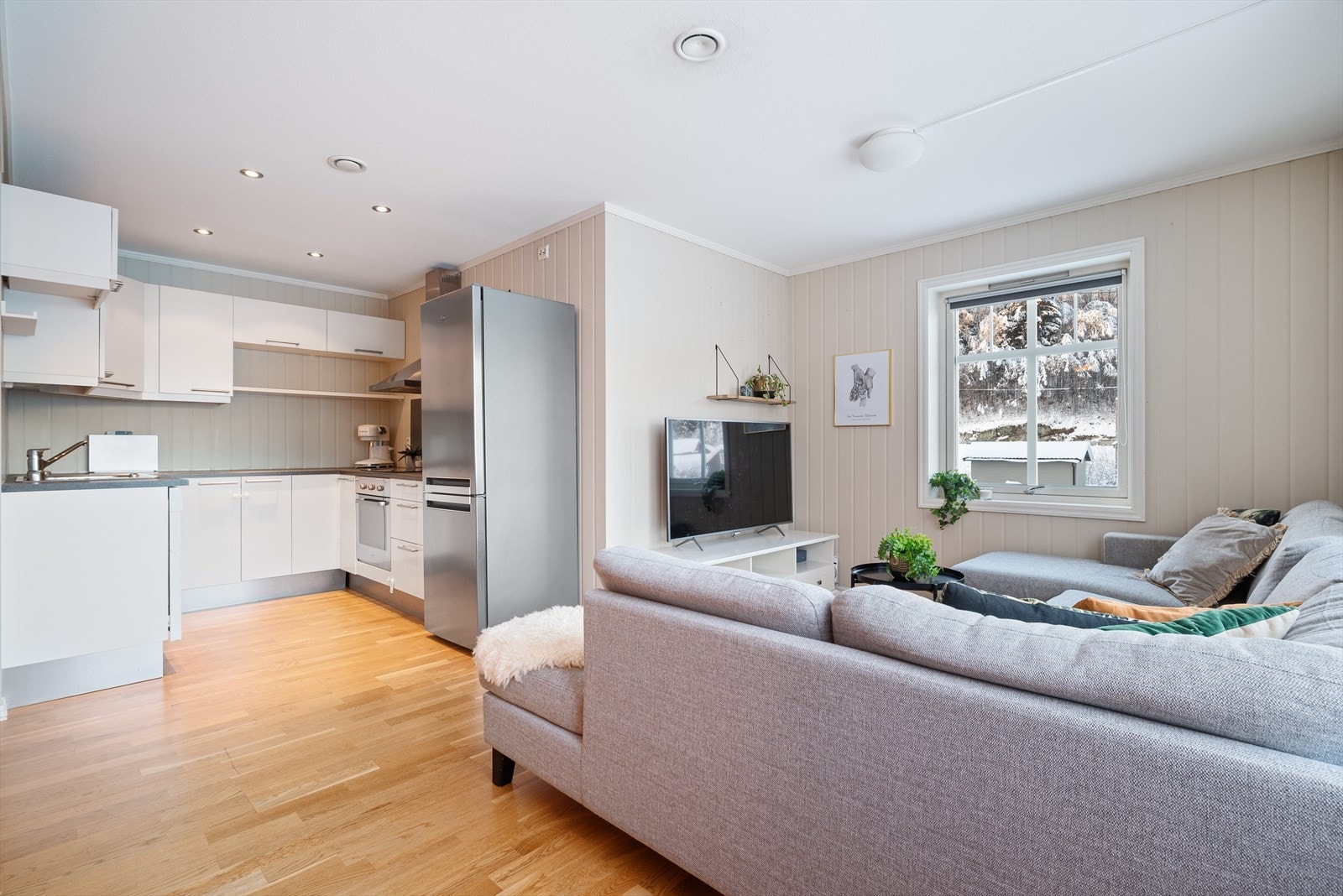 Kjøkkenet er holdt i stilrene farger, og har en funksjonell U-form med god skap- og benkeplass. Galleribilde