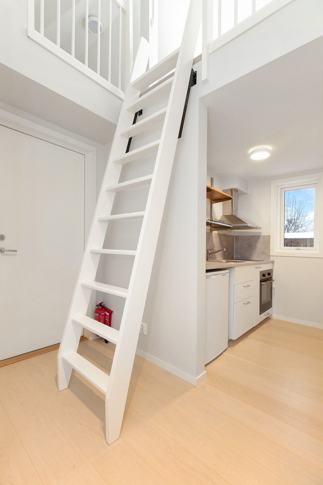 Trapp opp til hems. Galleribilde