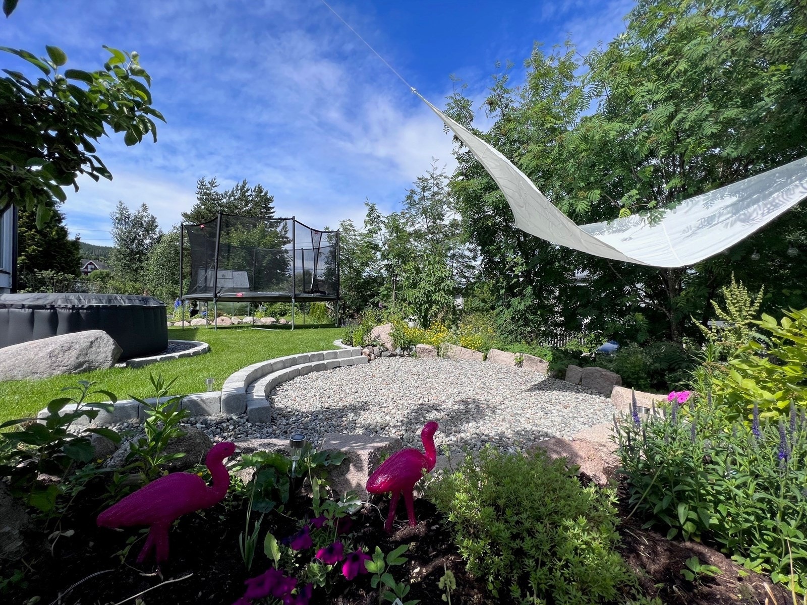 Selgers egne sommerbilder av hagen. Galleribilde