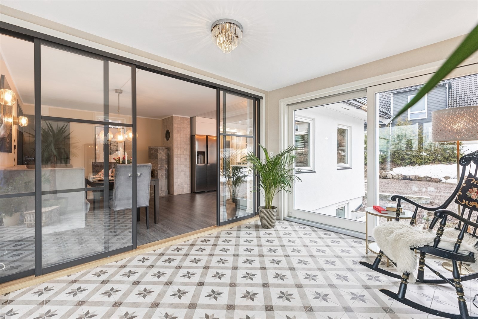 Vinterhagen ligger flott til med store skyvedører på hver side av rommet, noe som gir rommet et flott lys. Galleribilde