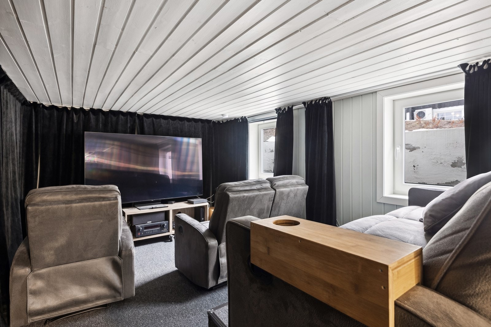 Hobbyrom i kjeller er innredet som hjemmekino. Rommet er ikke godkjent for varig opphold, se mer pkt ferdigattest. Galleribilde