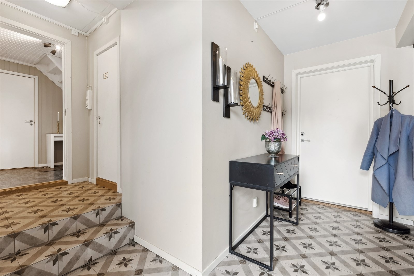 Her ønskes du velkommen inn i en lys entré/gang. Her er det god plass til å oppbevare ytterklær og sko i garderobeskap. Galleribilde