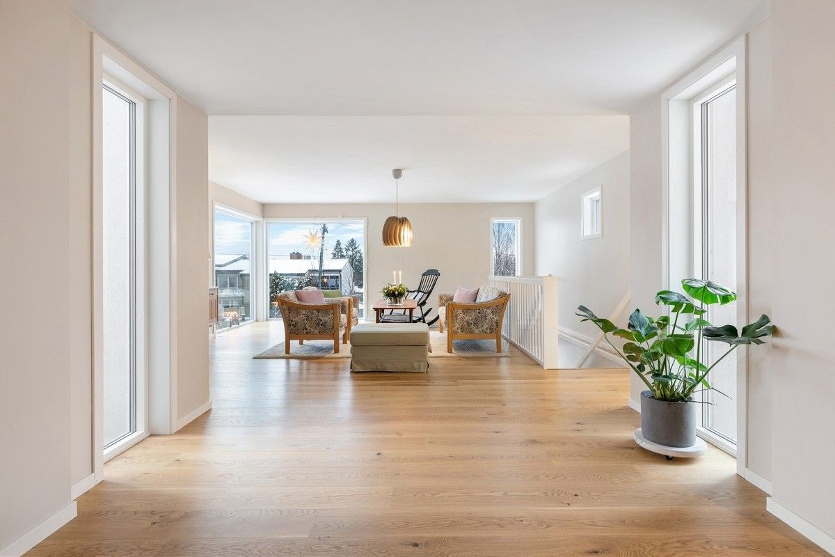 Bilde før vegg og dør ble satt opp. Romslig og luftig stue. Galleribilde
