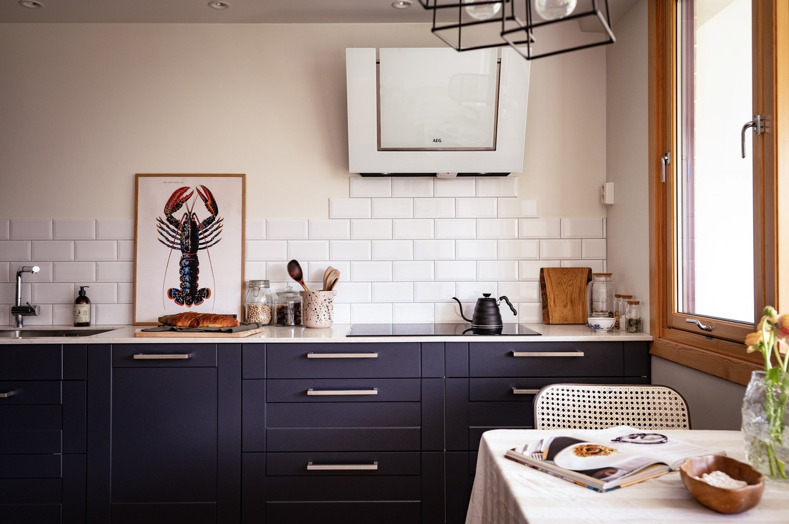 Downlights er montert i nedsenket himling om gir godt arbeidslys Galleribilde