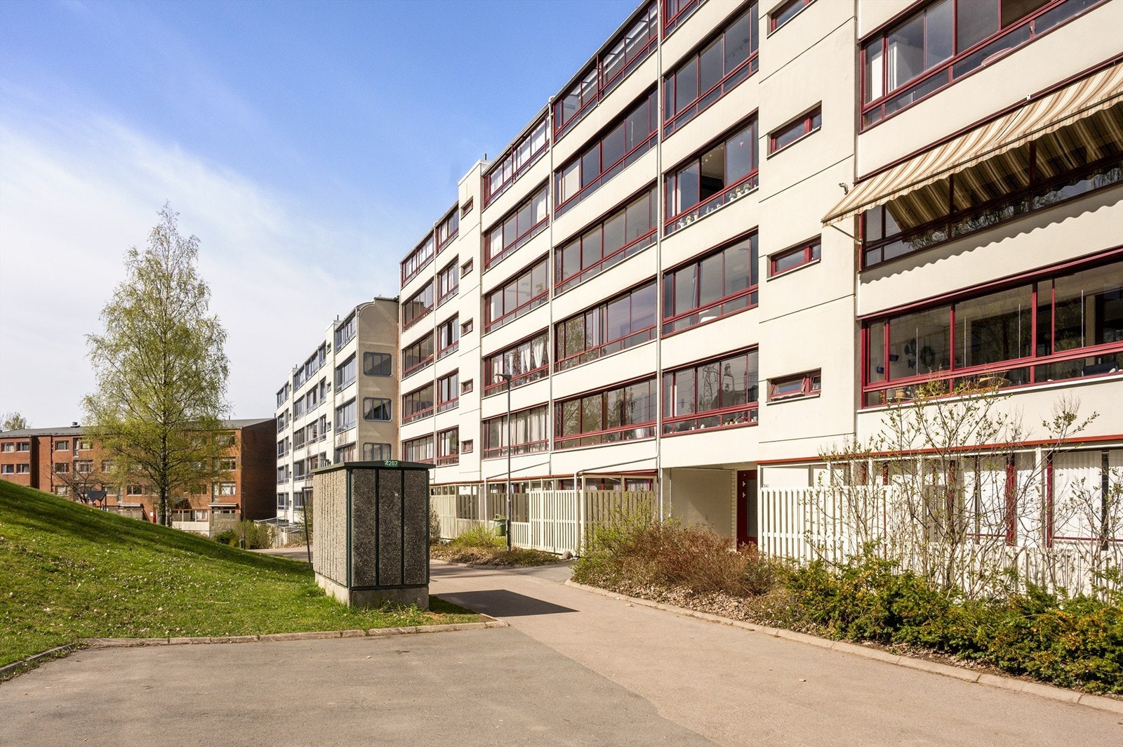 Fasaden sett mot inngangspartiet Galleribilde