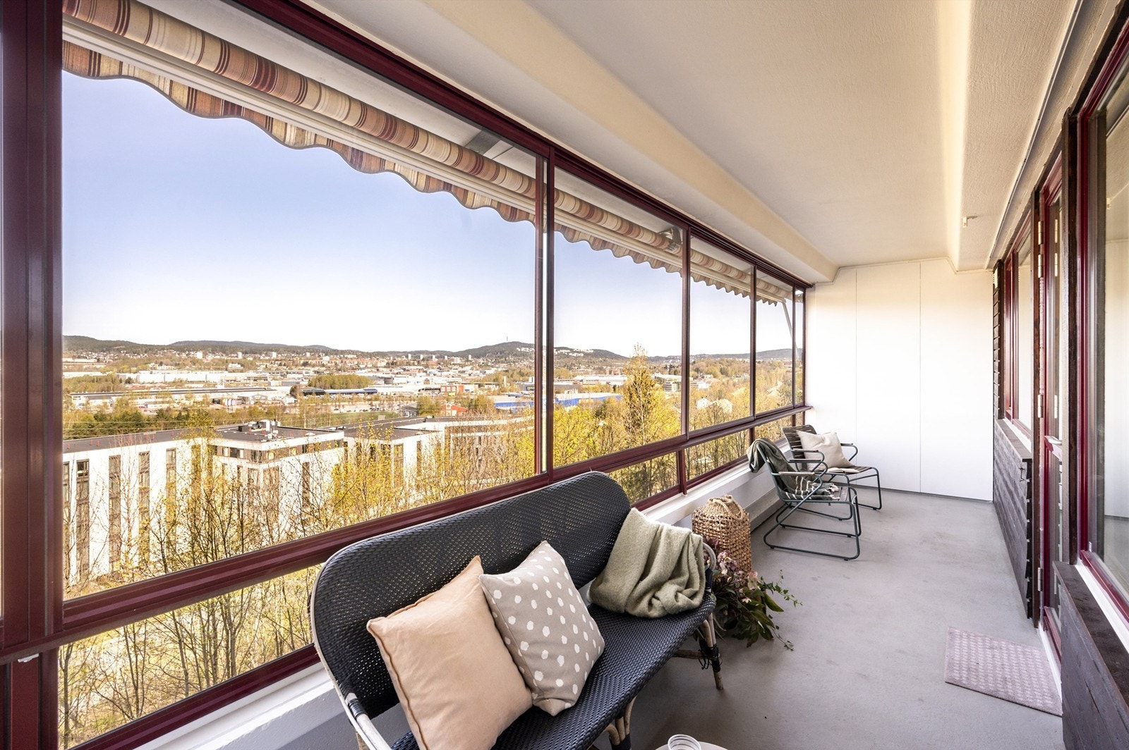 Balkongen vender mot nordvest og har markise for de varmeste dagene Galleribilde