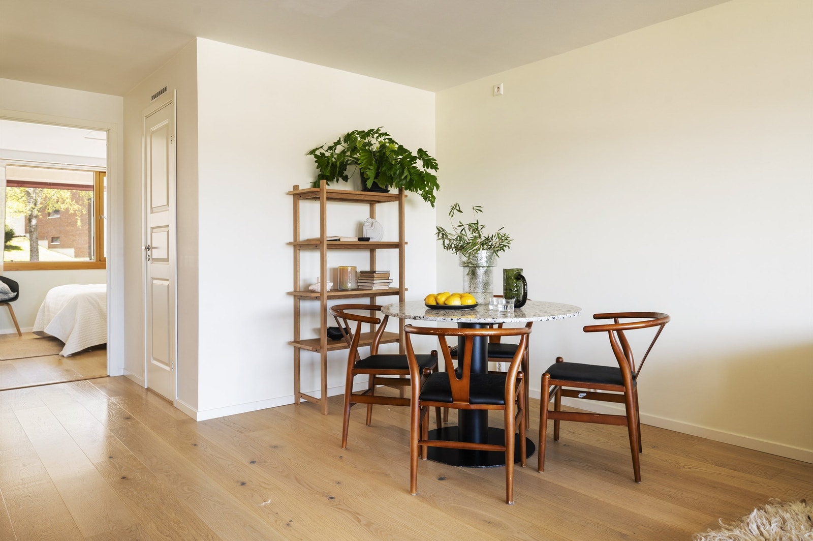 Fin plass til spisebord - et naturlig samlingssted for venner og familie Galleribilde