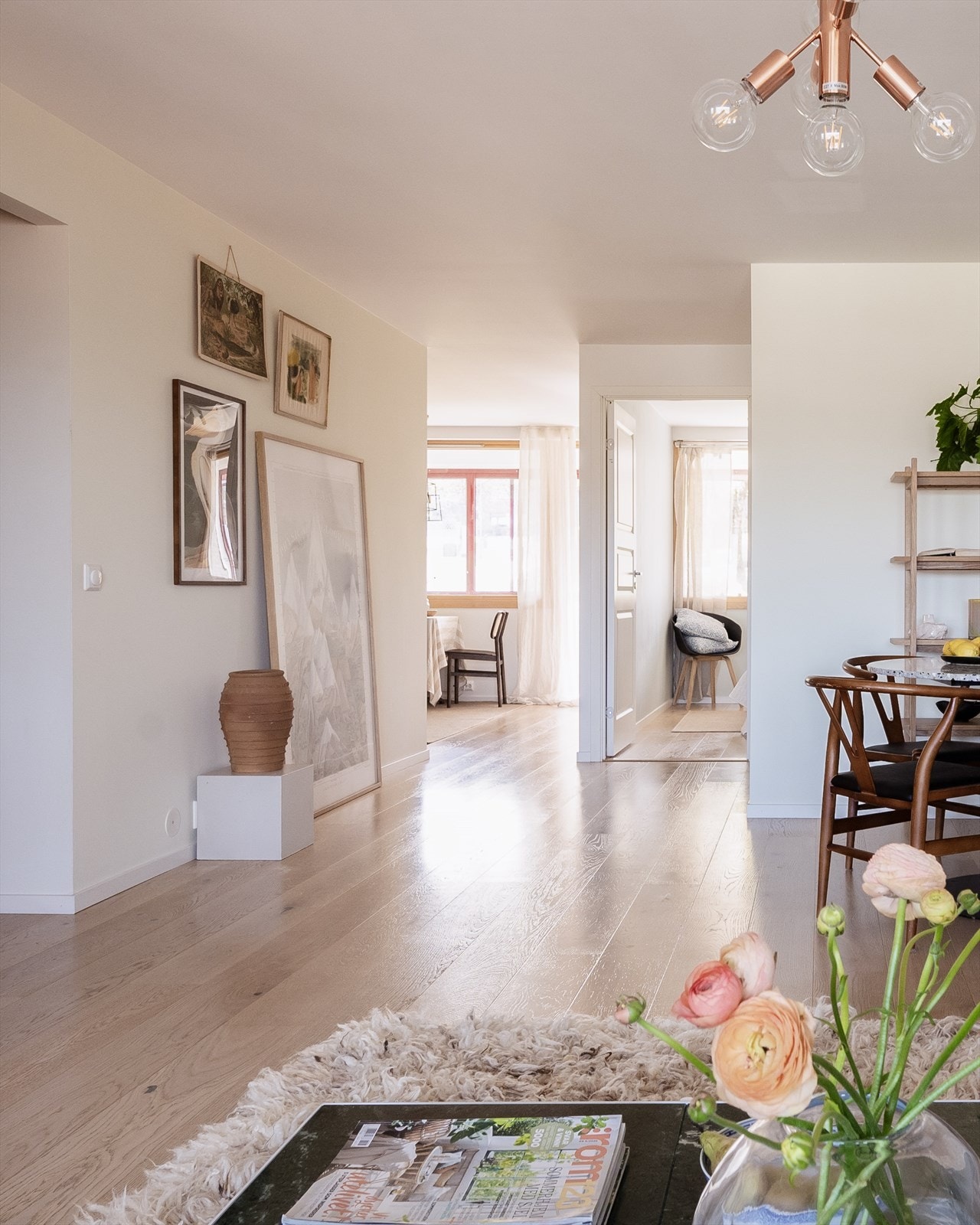 Boligen har en gjennomgående, lys og lun atmosfære Galleribilde