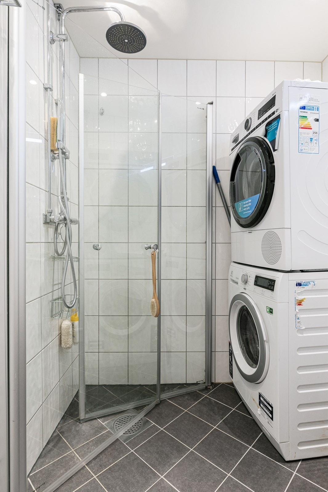 Moderne dusj med innfellbare dusjdører som maksimerer plassutnyttelsen. Plass til vaskemaskin/tørketrommel. Galleribilde