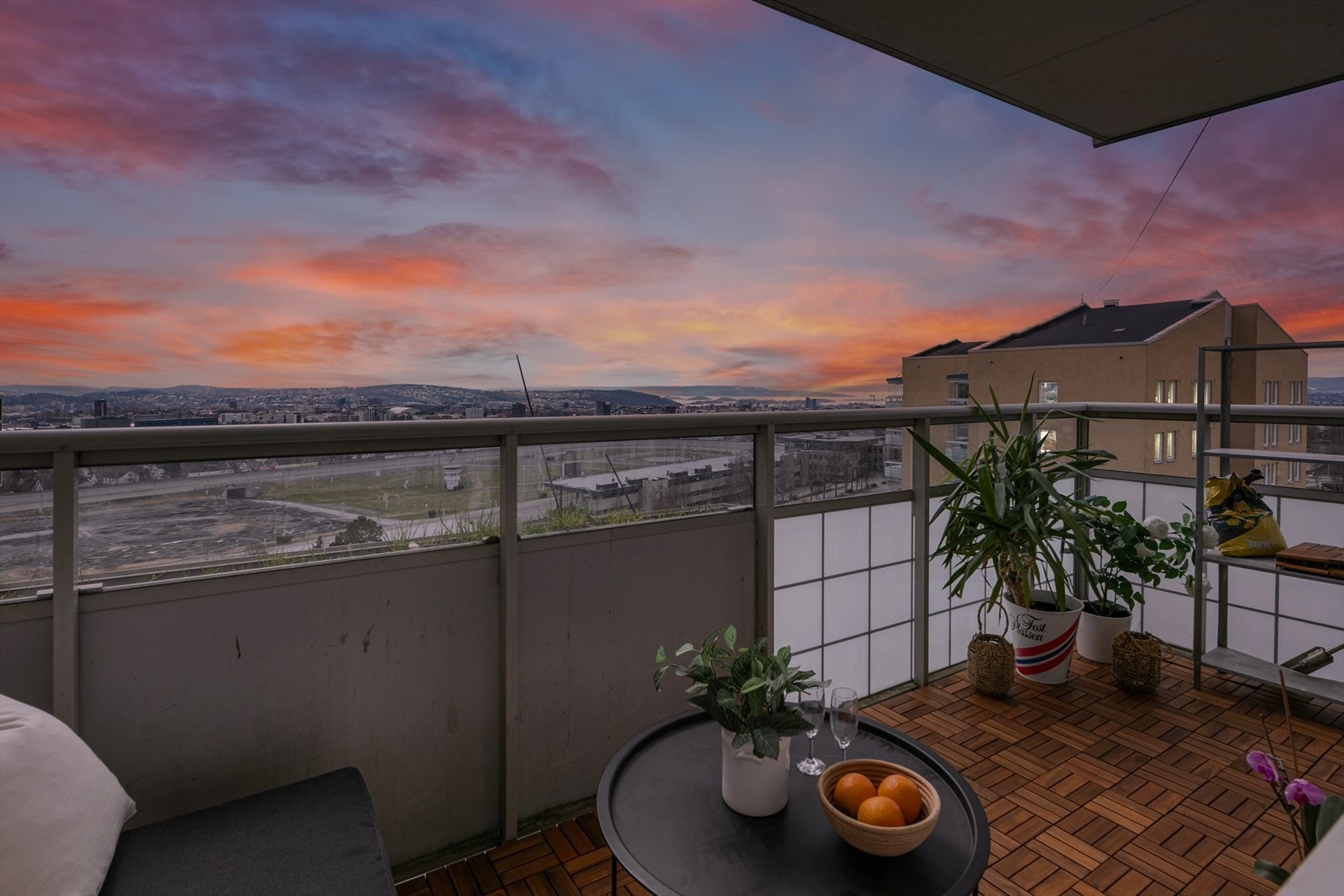 Kåre Le v/EiendomsMegler 1 har fått gleden av å presentere denne nydelige leiligheten i Refstadsvingen 3! Galleribilde