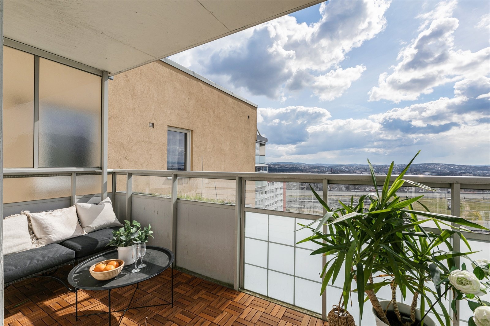 Leiligheten har en stor solrik sydvendt balkong på ca. 7kvm. Galleribilde