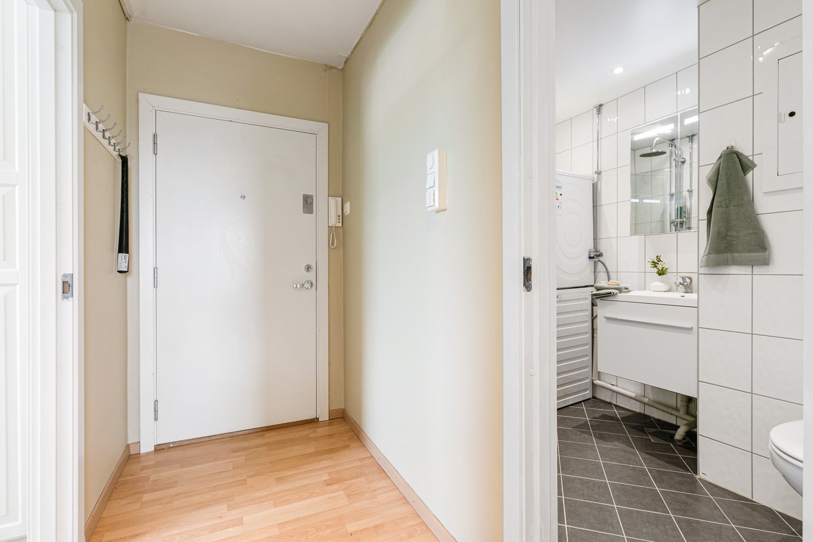 Velkommen inn! Her er det plass til å henge fra seg yttertøy. Galleribilde