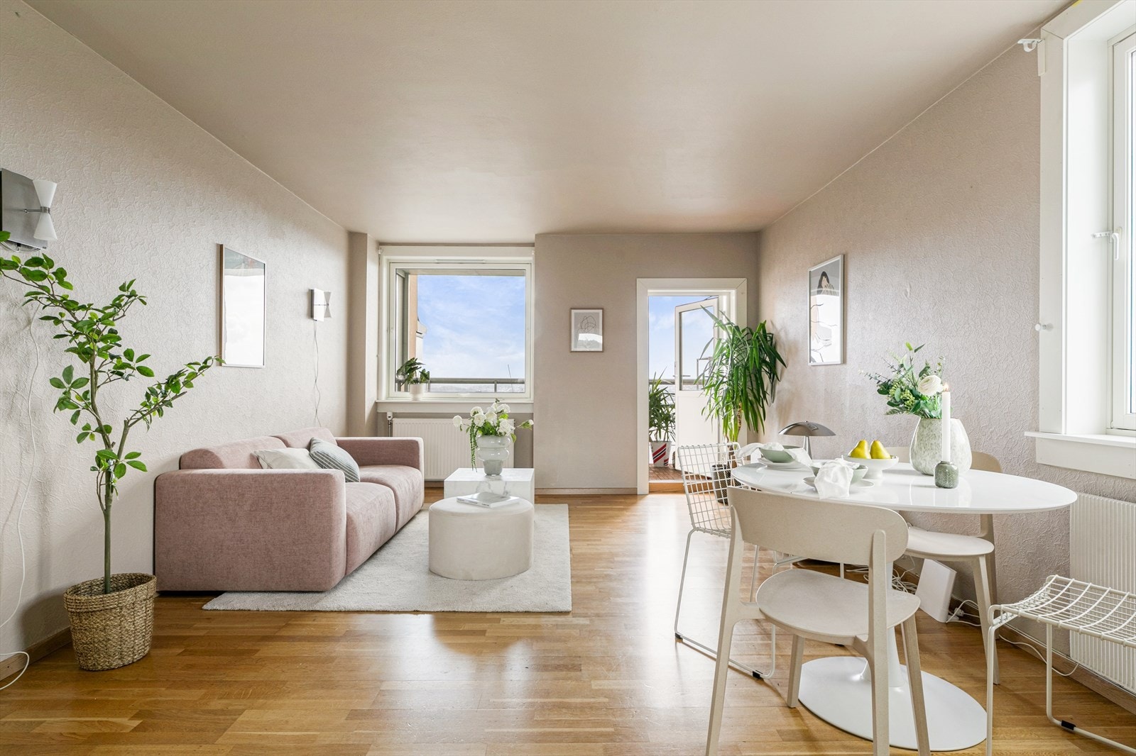 Stue med plass til sittegruppe og sofa, samt utgang til solrik balkong. Galleribilde