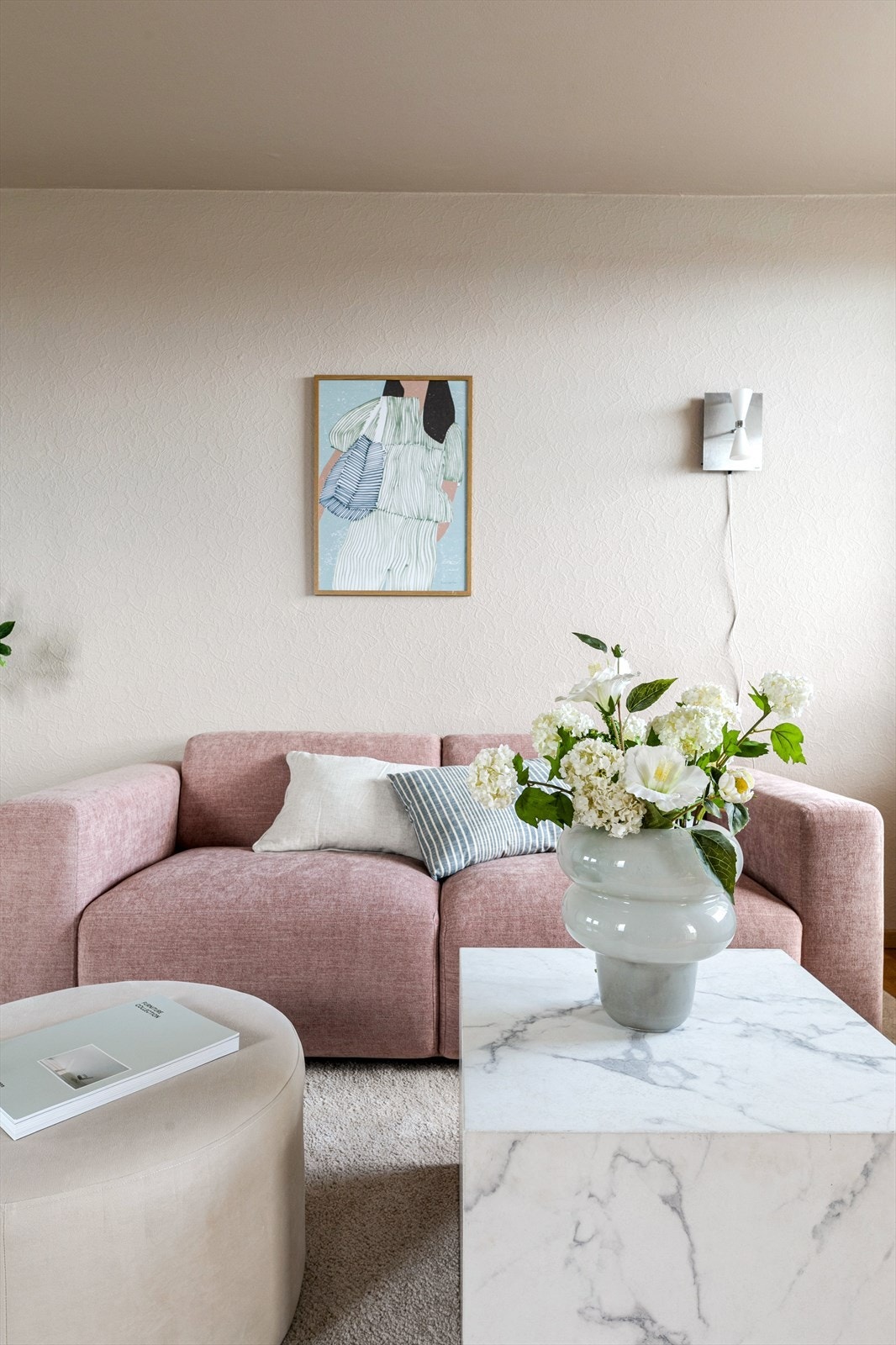 Stuen kan innredes med moderne interiør. Galleribilde