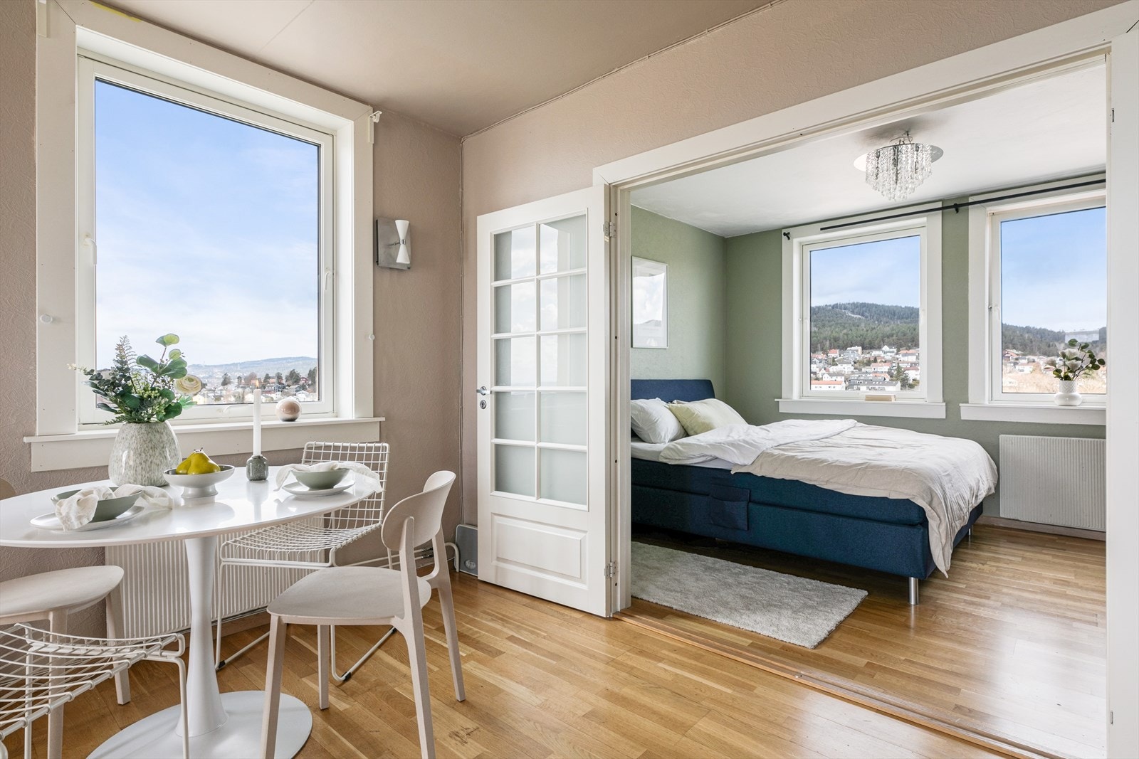 Stuen har en naturlig spisesone med frodig utsyn og en dør som følger til hovedsoverommet som tilbyr fleksibilitet mellom åpen og adskilt layout. Galleribilde