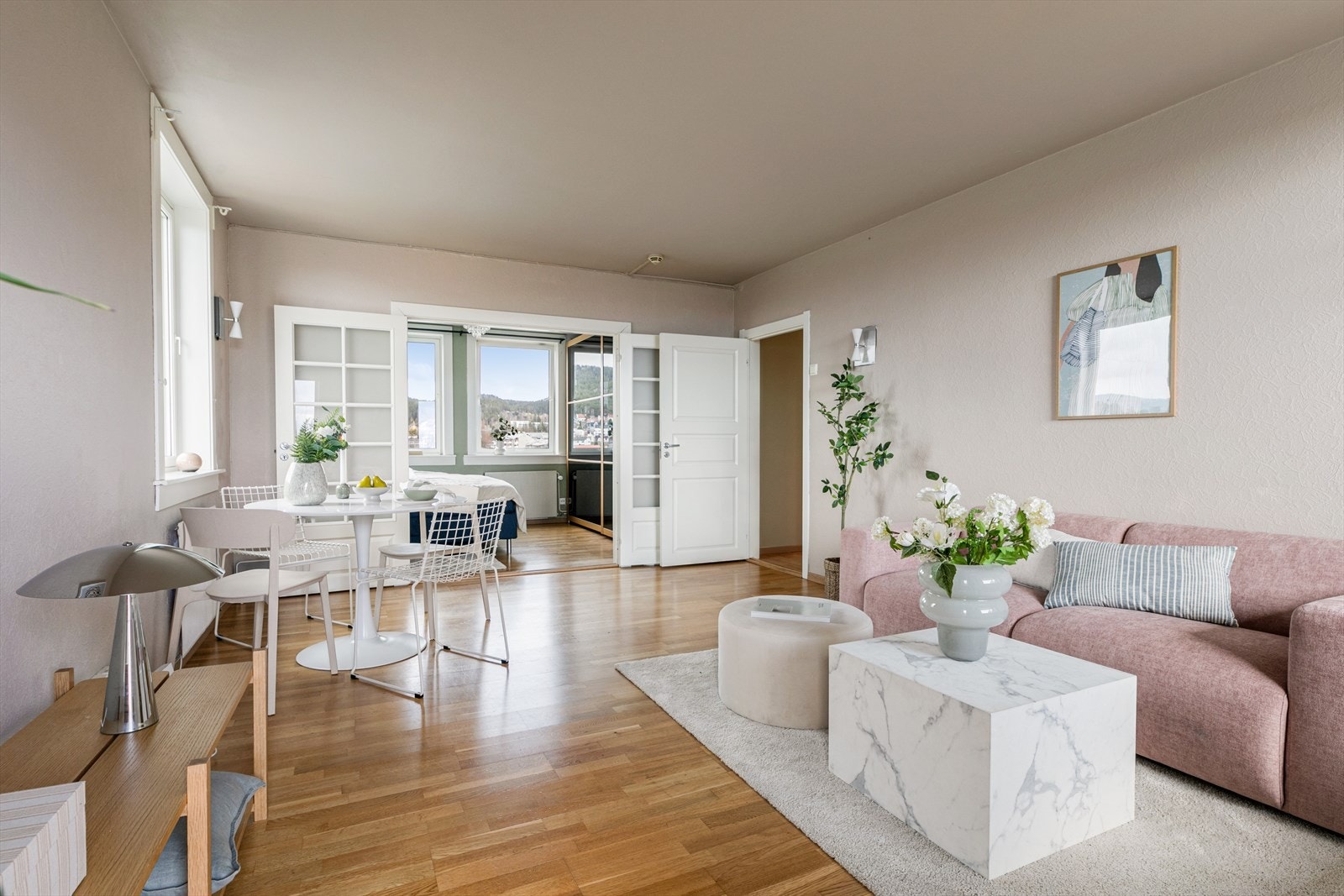 Stuen er malt i lyse farger som skaper en lys og luftig atmosfære. Her er det god plass til spisebord, Tv og andre møblement dersom man skulle ønske det. Galleribilde