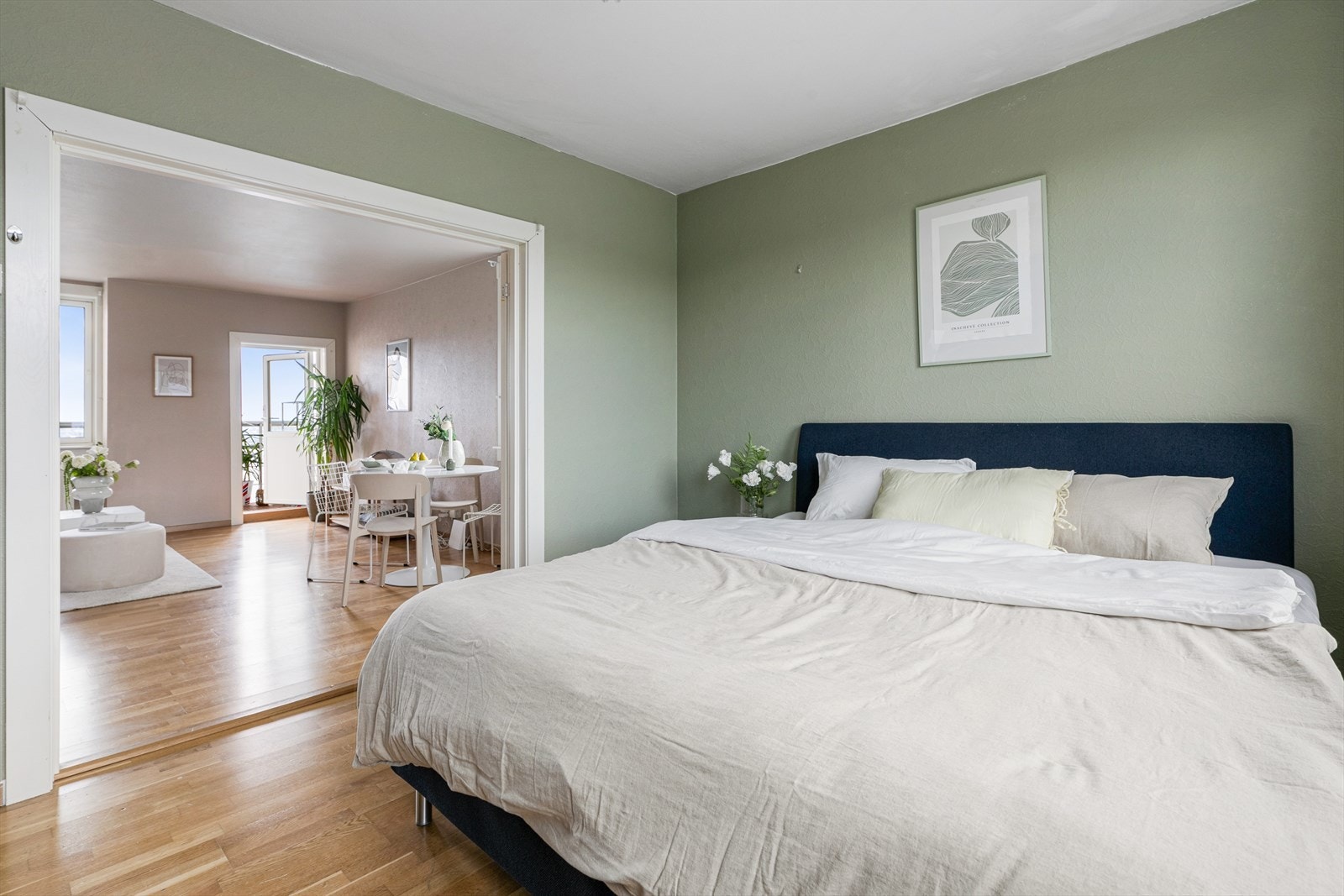 soverommet er malt i moderne grønn farge som skaper en lun atmosfære, perfekt for avslapping. Galleribilde