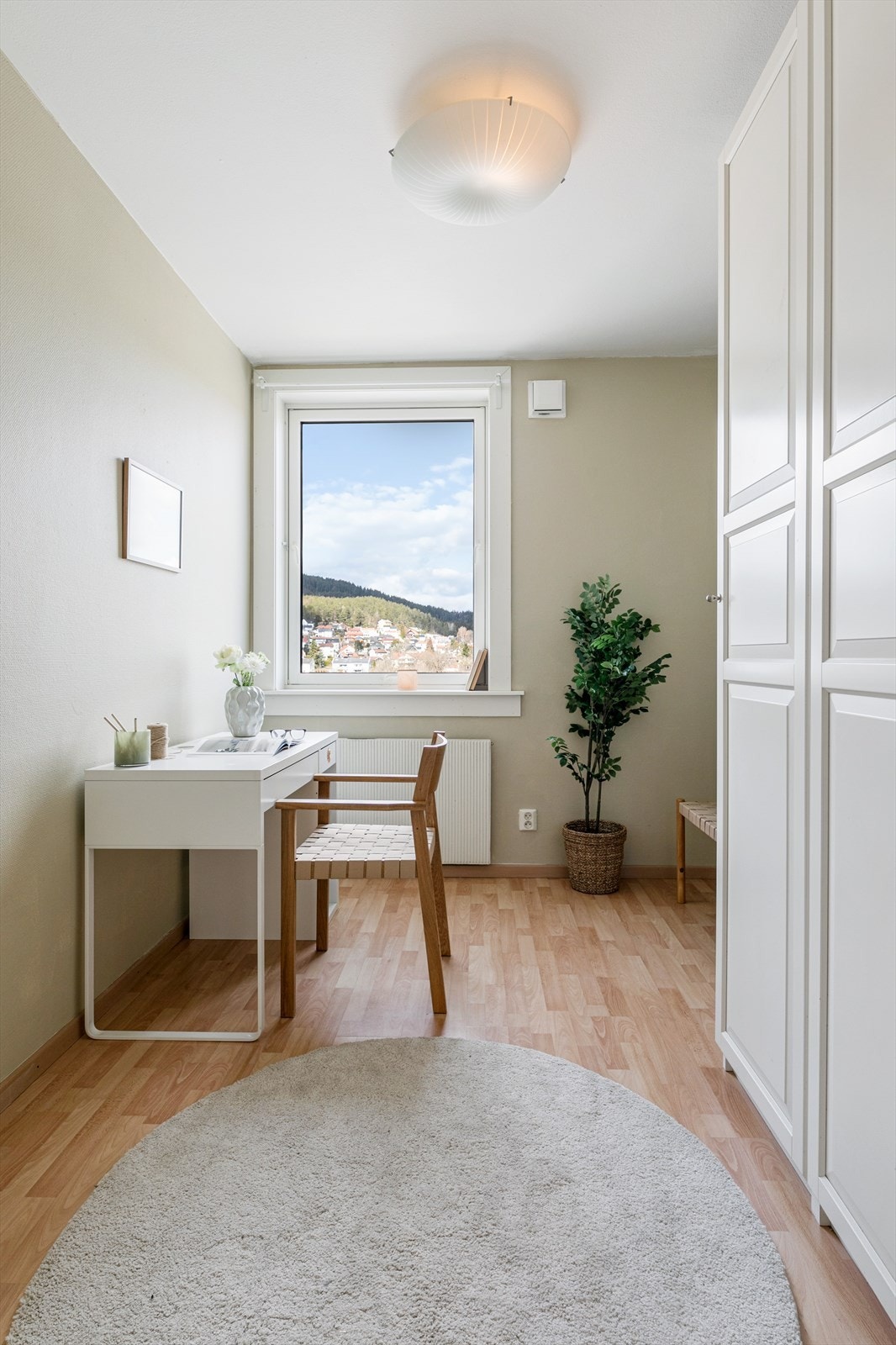 Her er det plass til skrivebord og tilhørende stol. Galleribilde