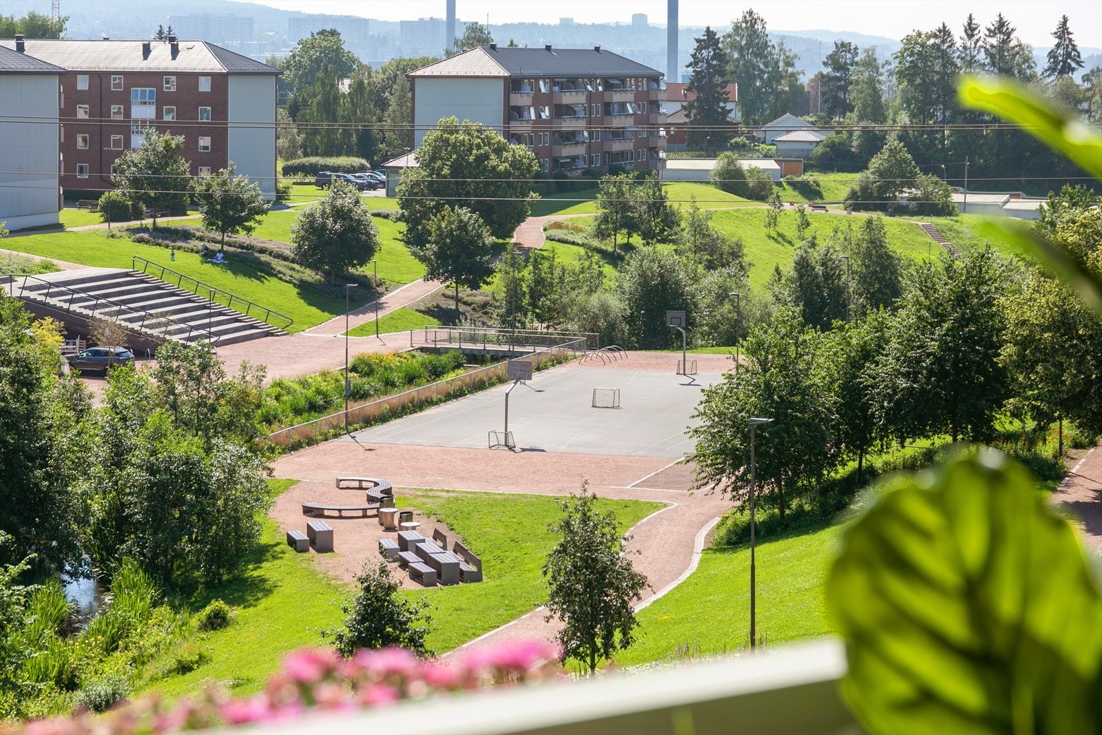 Området er barnevennlig, omringet av lekeplasser og parker. Galleribilde