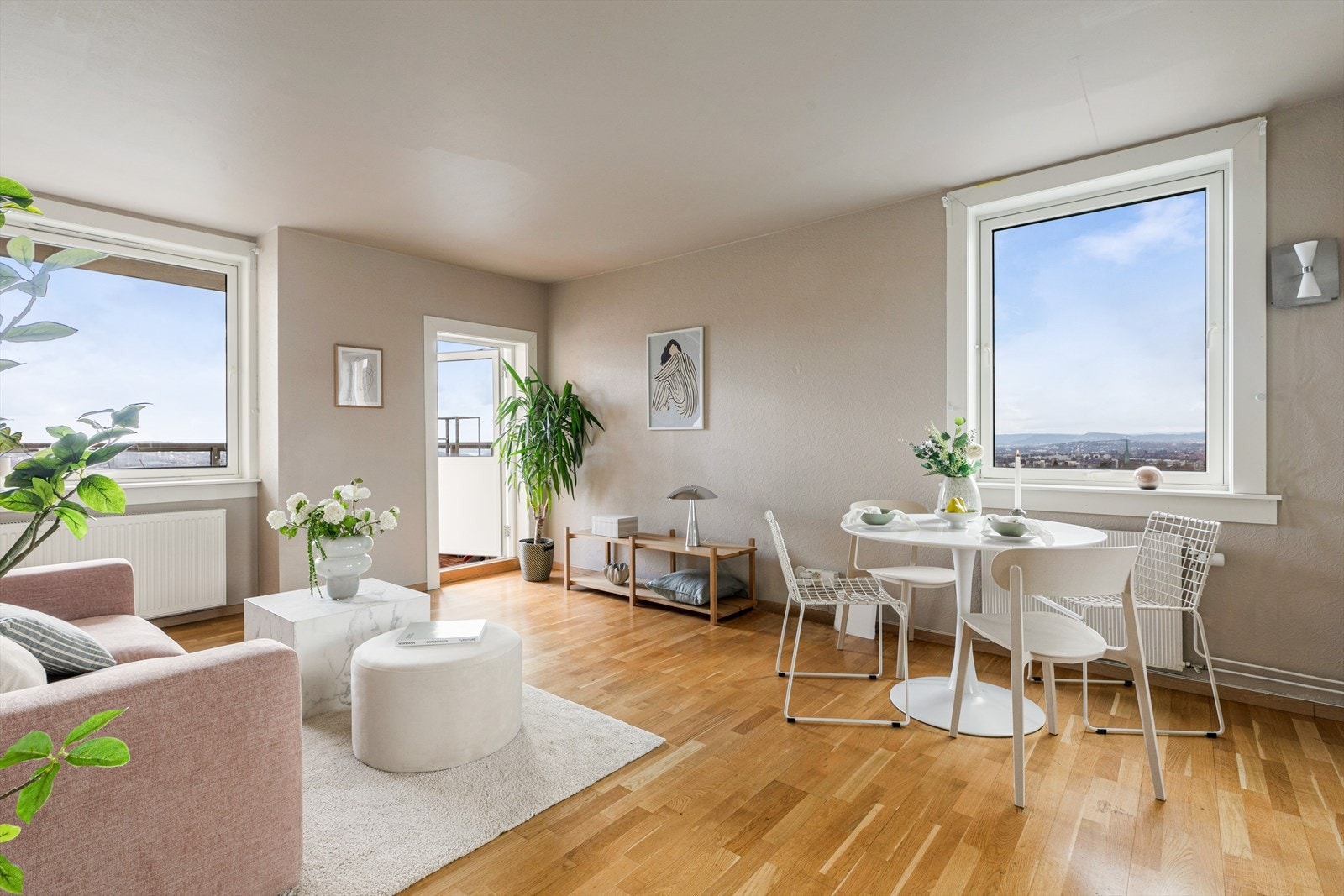 Hyggelig stue med store vindusflater som slipper inn godt med naturlig lys. Galleribilde