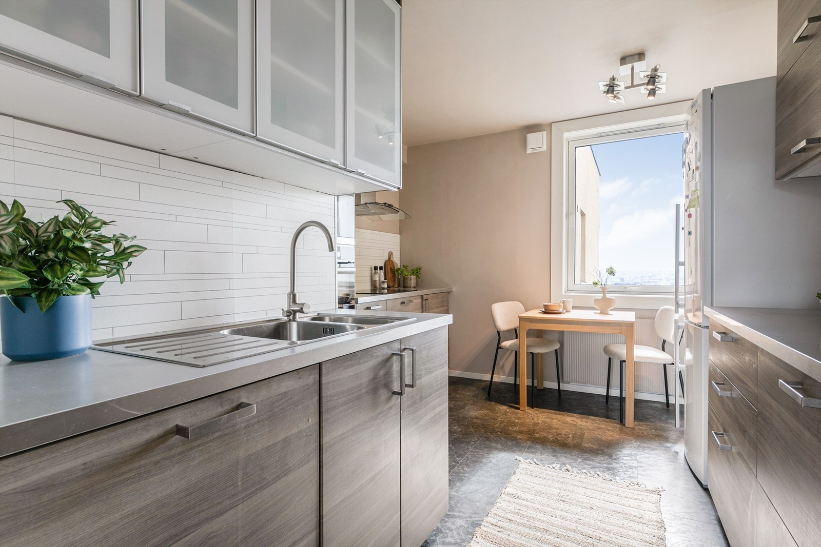 Det er også plass til et spisebord på kjøkkenet. Galleribilde