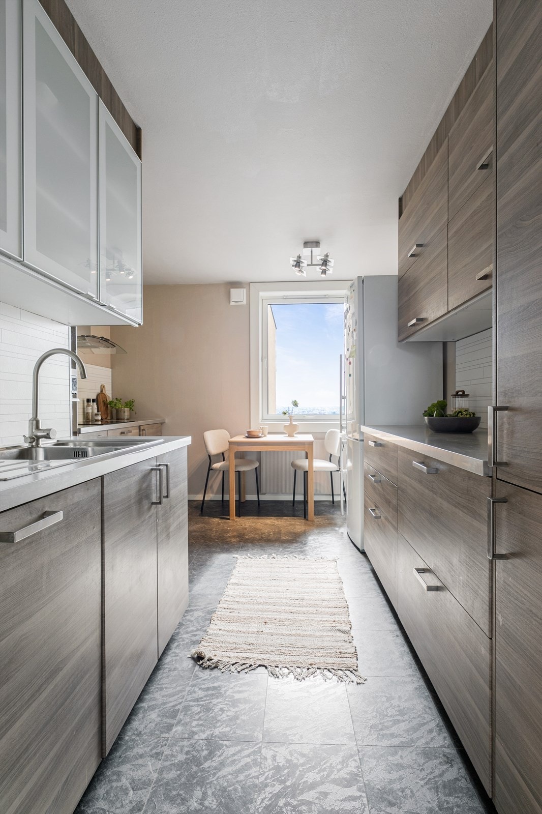 god skap- og benkeplass. Galleribilde