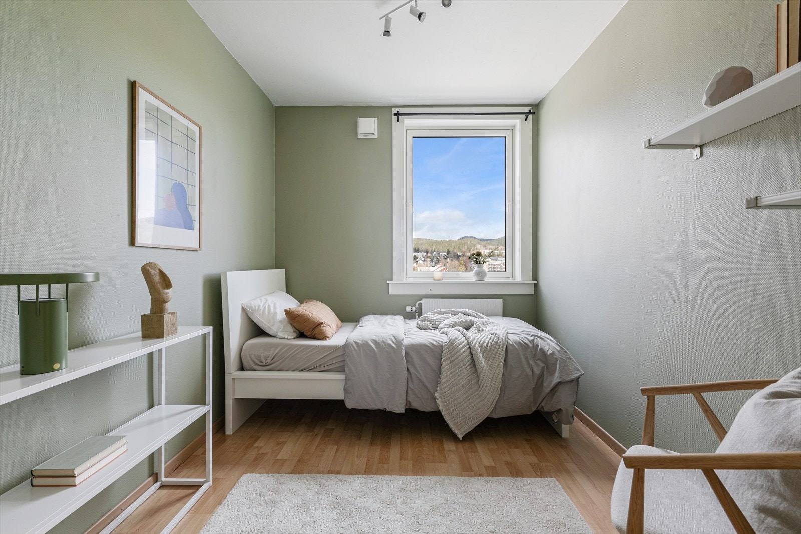 Andre soverommet tilbyr en lysere og mer intim atmosfære. plass til seng og tilhørende nattbord. Også skrivebord dersom det er ønskelig. Galleribilde